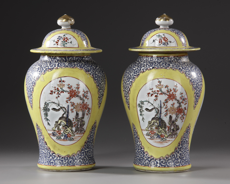 A PAIR OF CHINESE YELLOW PORCELAIN POTS WITH COVERS, EARLY 20TH CENTURY