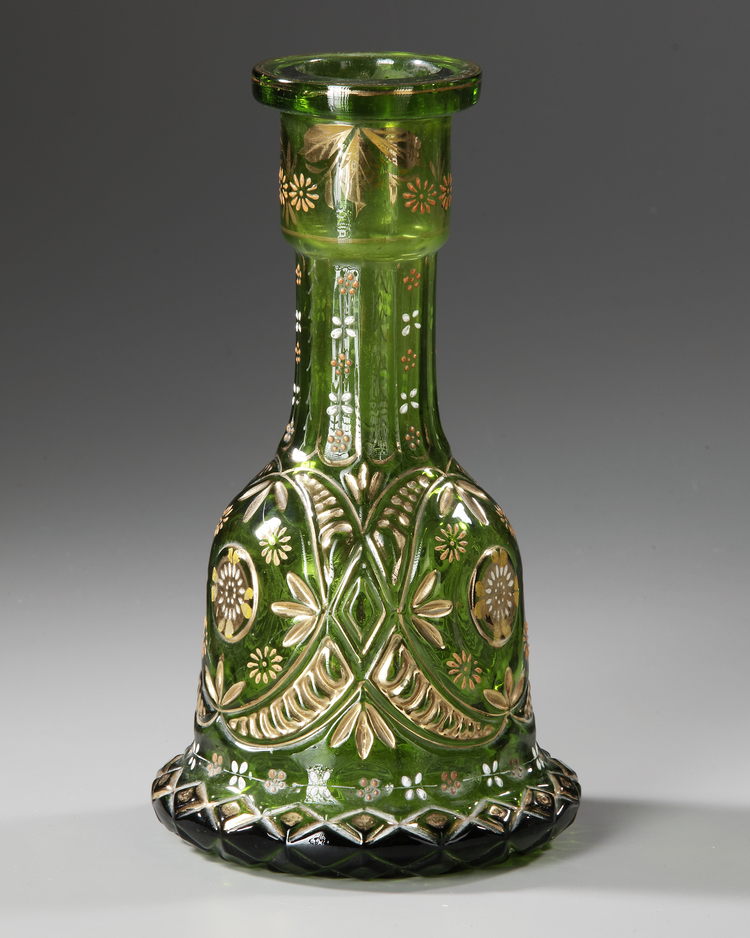 AN EMERALD GREEN BOHEMIAN HOOKAH VASE, 20TH CENTURY