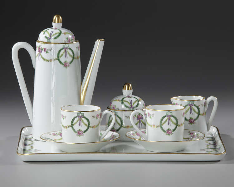 A LIMOGES PORCELAIN HEAD TO HEAD BY SINGER LIMOGES FRANCE, DATING FROM 1900s.