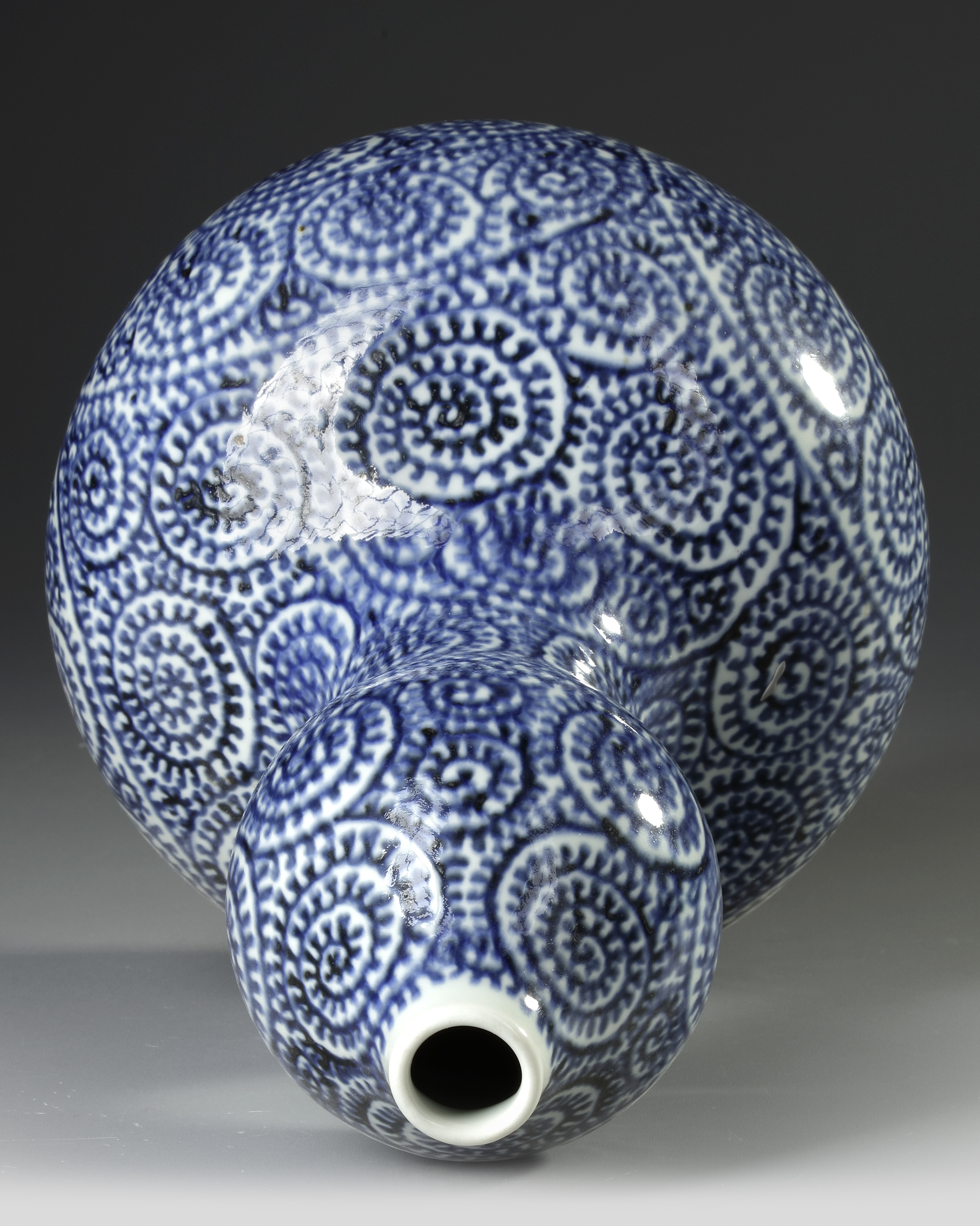 A JAPANESE BLUE AND WHITE DOUBLE- GOURD SAKE VASE, WITH