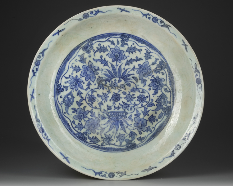 A LARGE SAFAVID BLUE AND WHITE POTTERY CHARGER, PERSIA, 17TH CENTURY