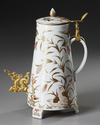 A JAPANESE  IMARI PORCELAIN COFFEE POT AND COVER, EDO PERIOD (1603-1868)