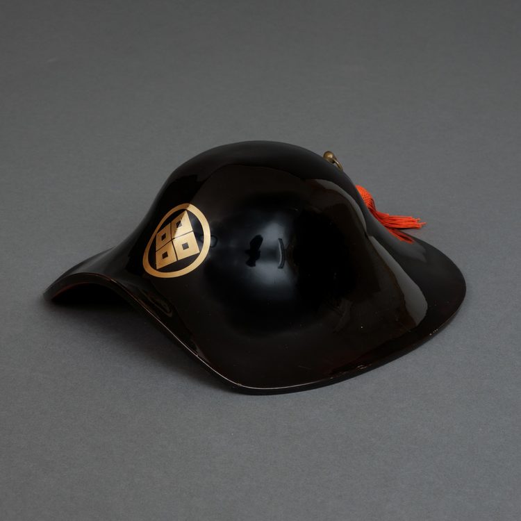 A BLACK LACQUER BAJÔ JINGASA 馬上陣笠 (HORSEBACK SAMURAI HAT)
