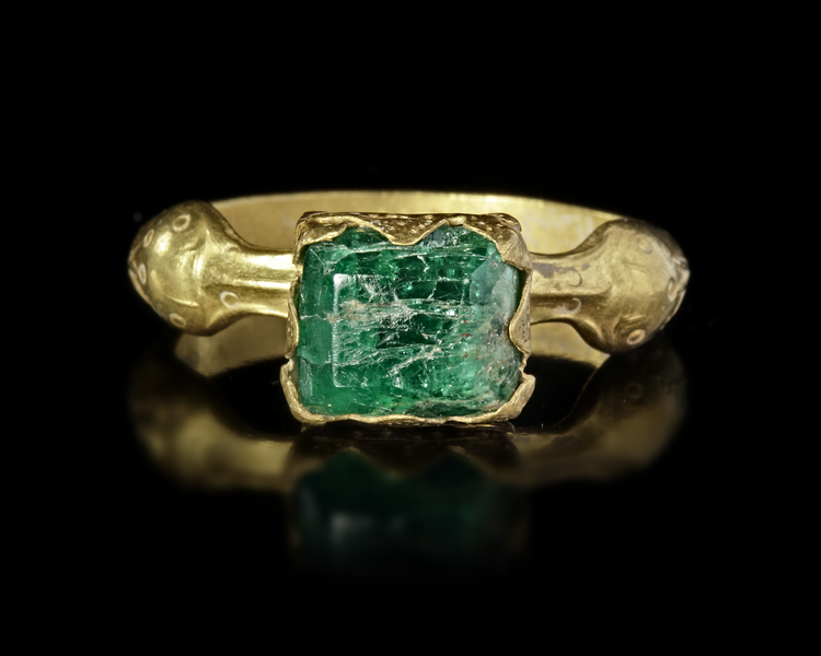 A BYZANTINE GOLD RING, 5TH TO 6TH CENTURY A.D.