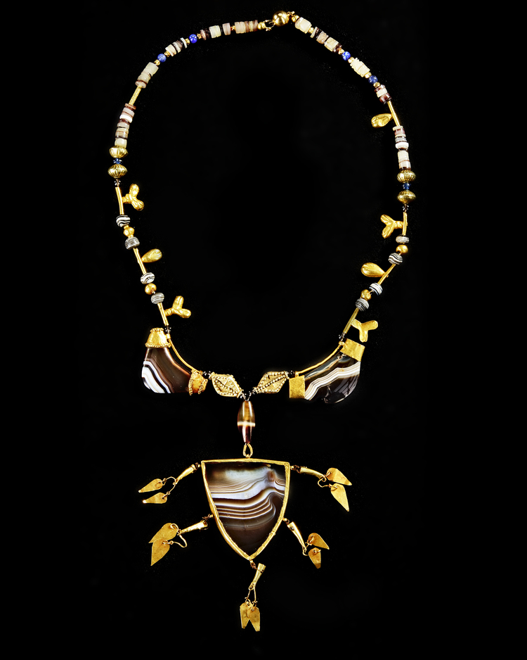 A NECKLACE WITH GOLD AND AGATE BEADS HELLENISTIC PERIOD, 3RD CENTURY B.C.