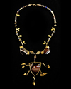 A NECKLACE WITH GOLD AND AGATE BEADS HELLENISTIC PERIOD, 3RD CENTURY B.C.