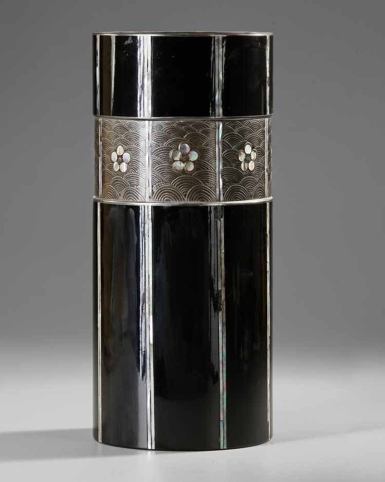 A JAPANESE CYLINDER SHAPED BLACK LACQUERED VASE, SHIMANO SANSHU  (1877-1965)