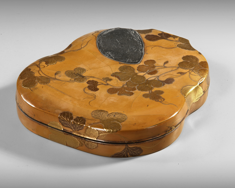 A LACQUERED GOURD SHAPED JAPANESE SUZURI’BAKO 硯箱 (WRITING BOX) BY HARA YÔYÛSAI 原羊遊斎 (1769-1845)