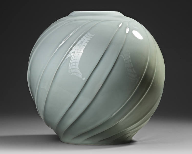 A LARGE JAPANESE CELADON CERAMIC VASE, SIGNED, MODERN, 20TH CENTURY