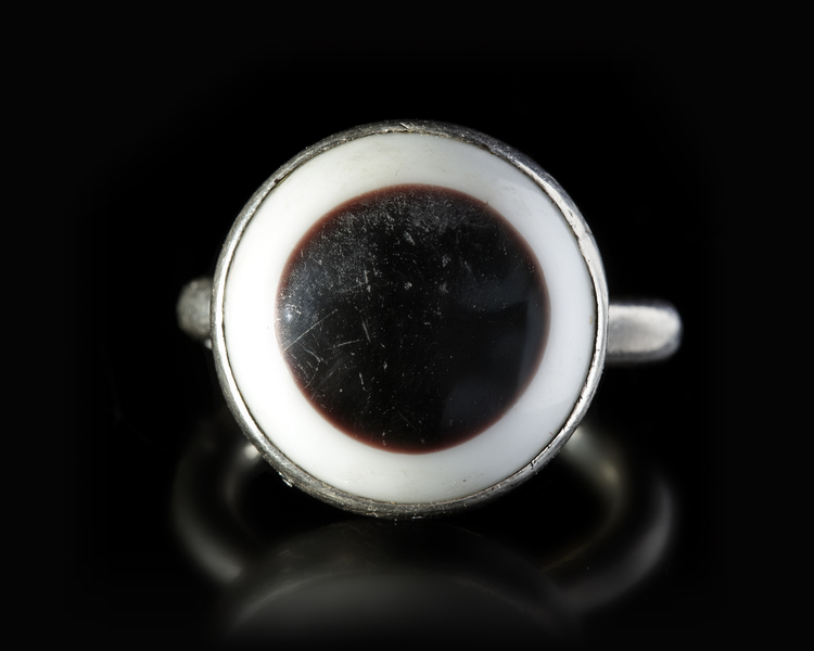 AN AGATE SET SILVER RING, 19TH CENTURY