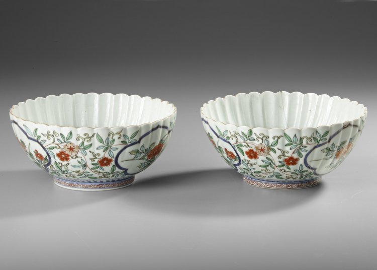 A PAIR OF JAPANESE IMARI BOWLS, 17TH CENTURY
