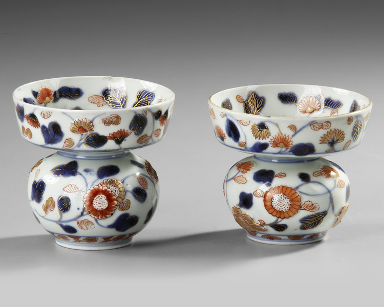 A PAIR OF JAPANESE IMARI CONTAINERS, CIRCA 1700-1720