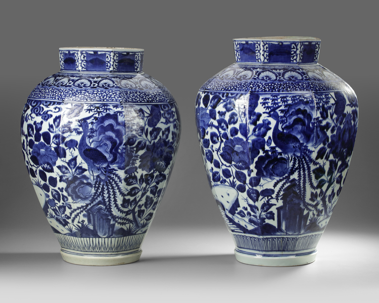 A PAIR OF JAPANESE ARITA BLUE AND WHITE VASES, 17TH CENTURY