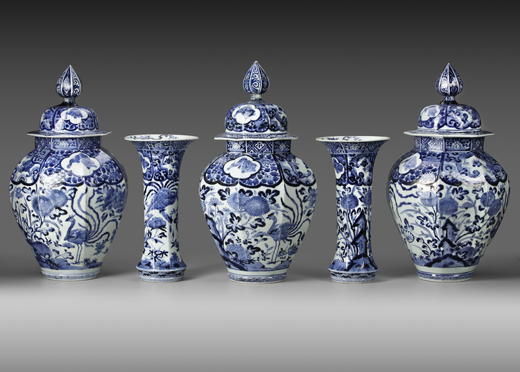 A JAPANESE BLUE AND WHITE PORCELAIN SET, CIRCA 1700