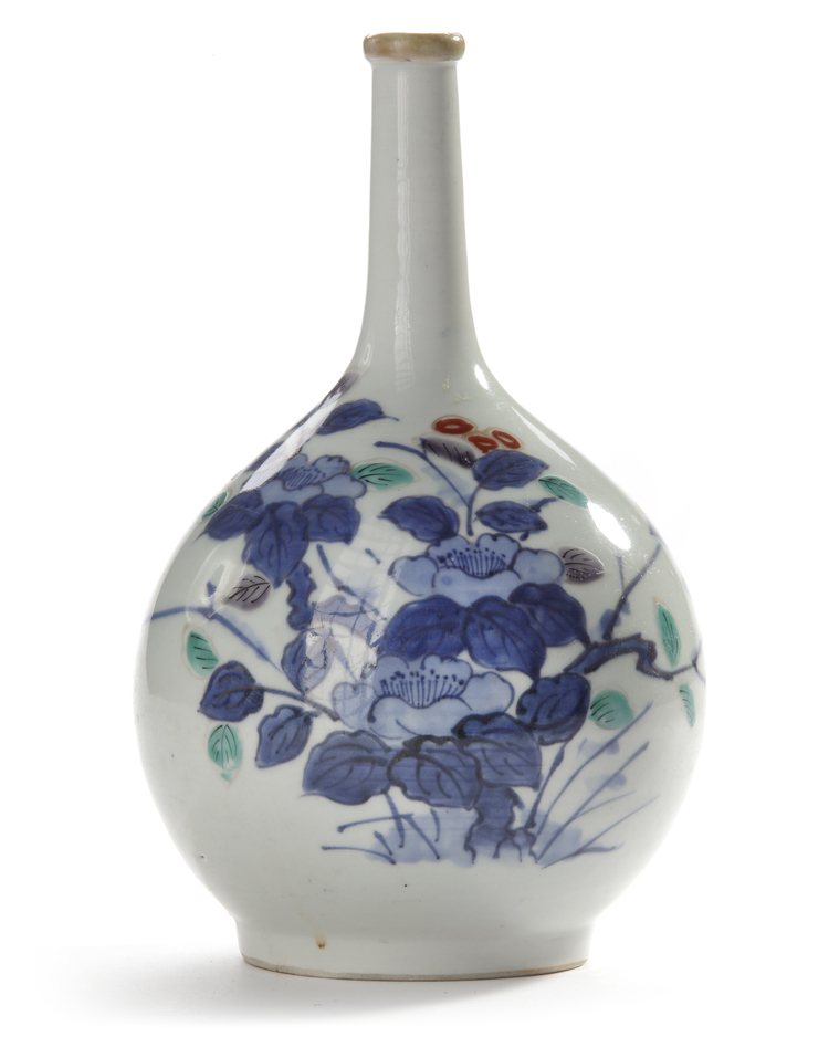 A JAPANESE PORCELAIN IMARI BOTTLE VASE, CIRCA 1800