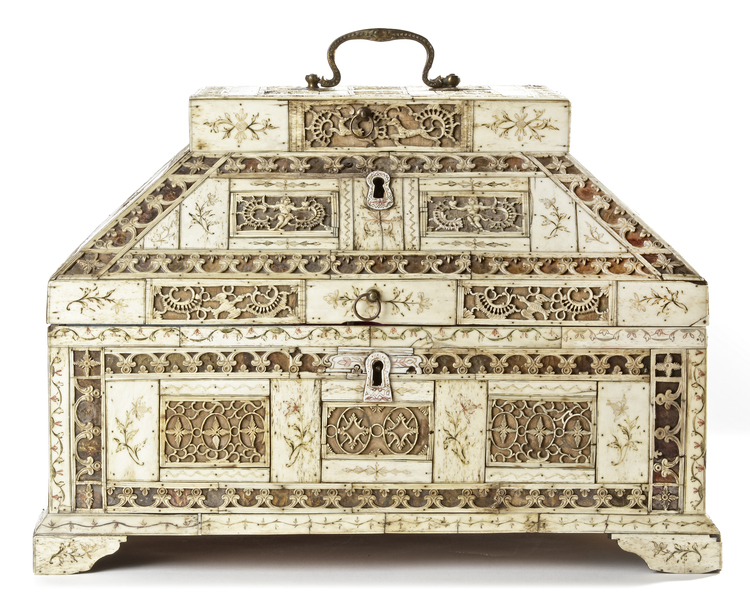 A KHOLMOGORY SCHOOL CARVED BONE BOX WITH MUGHAL INFLUENCE, 18TH CENTURY