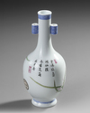 A SMALL CHINESE FAMILLE ROSE VASE, 20TH CENTURY