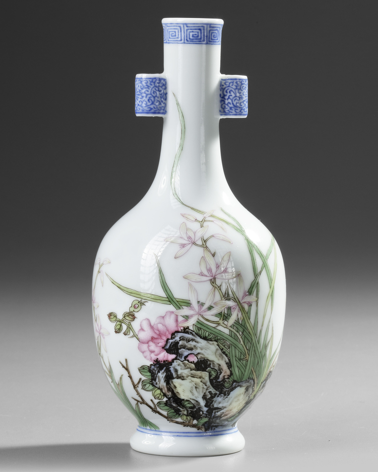 A SMALL CHINESE FAMILLE ROSE VASE, 20TH CENTURY