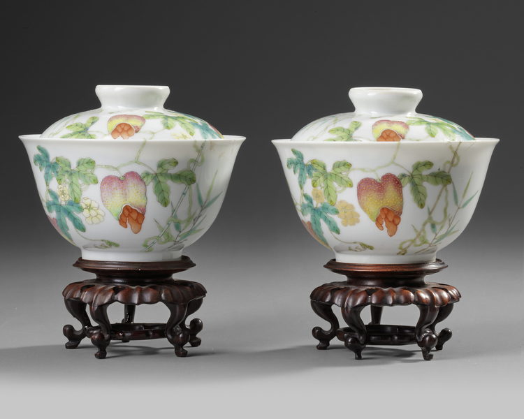 A PAIR OF CHINESE FAMILLE ROSE BOWLS AND COVERS, 19TH-20TH CENTURY