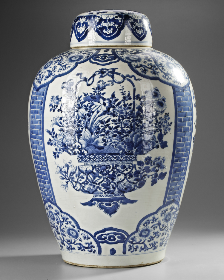 A LARGE CHINESE JAR WITH COVER, KANGXI PERIOD (1662-1722)