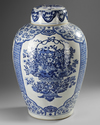A LARGE CHINESE JAR WITH COVER, KANGXI PERIOD (1662-1722)
