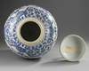 A LARGE CHINESE JAR WITH COVER, KANGXI PERIOD (1662-1722)