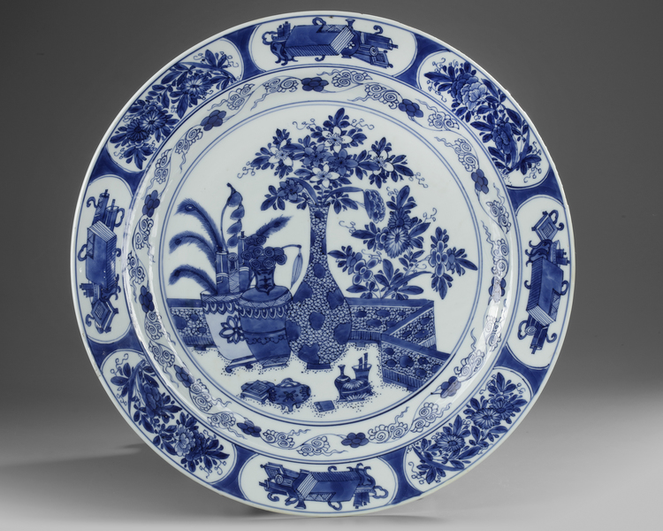 A CHINESE BLUE AND WHITE CHARGER, KANGXI PERIOD (1662-1722)