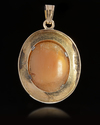 A  POSSIBLY ANTIQUE ROMAN 14 CARAT GOLD PENDANT SET WITH A CAMEO OF AN ELEGANT YOUNG WOMAN (19TH CENTURY)