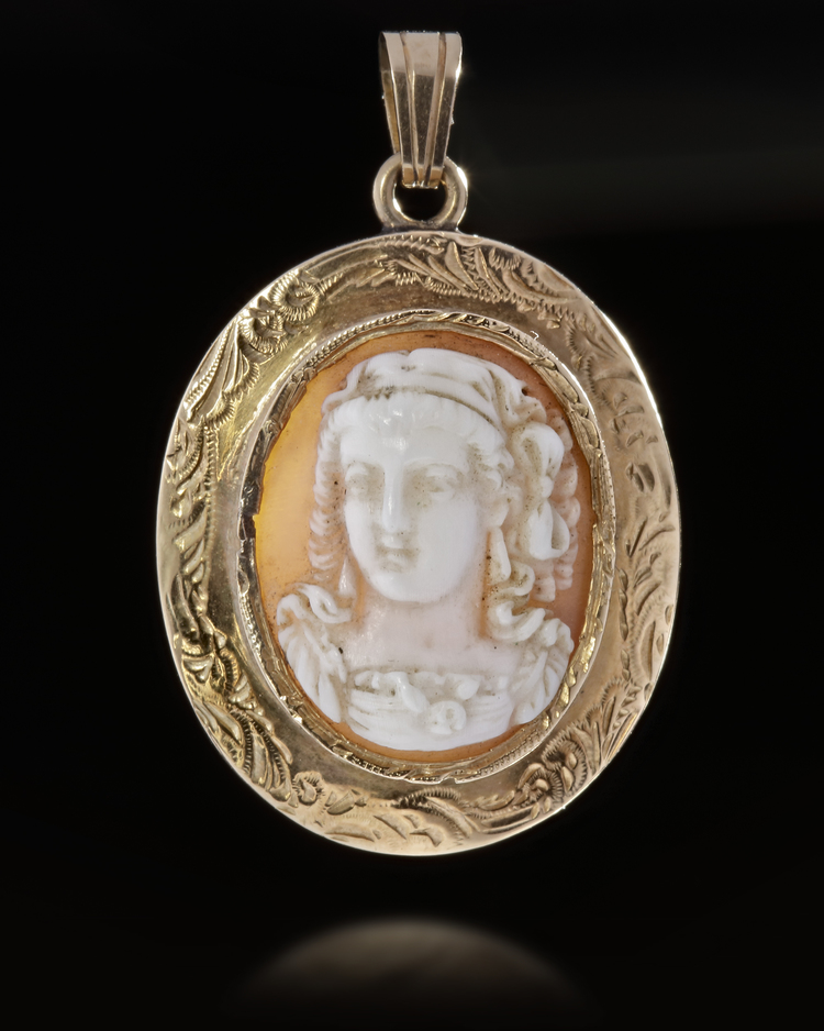 A  POSSIBLY ANTIQUE ROMAN 14 CARAT GOLD PENDANT SET WITH A CAMEO OF AN ELEGANT YOUNG WOMAN (19TH CENTURY)