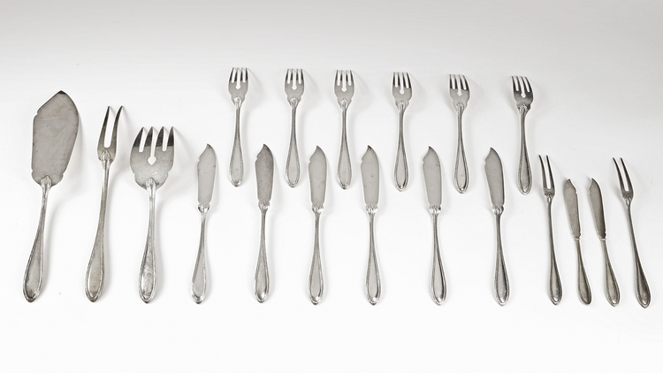 A GERMAN WILKENS & SOHNE 19-PIECE SILVER FISH CUTLEY SET
