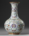 A CHINESE FAMILLE ROSE BOTTLE VASE, 19TH CENTURY