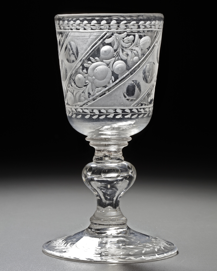 AN 18TH CENTURY CRYSTAL ENGRAVED DRINKING GLASS OR CHALICE