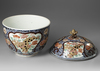 A JAPANESE IMARI COVERED BOWL, ARITA, 17TH CENTURY