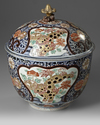 A JAPANESE IMARI COVERED BOWL, ARITA, 17TH CENTURY