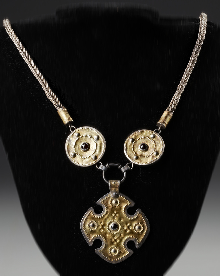 A FINELY CRAFTED SILVER-GILT PENDANT NECKLACE FROM THE OSTROGOTHIC PERIOD, 5TH-6TH CENTURY AD