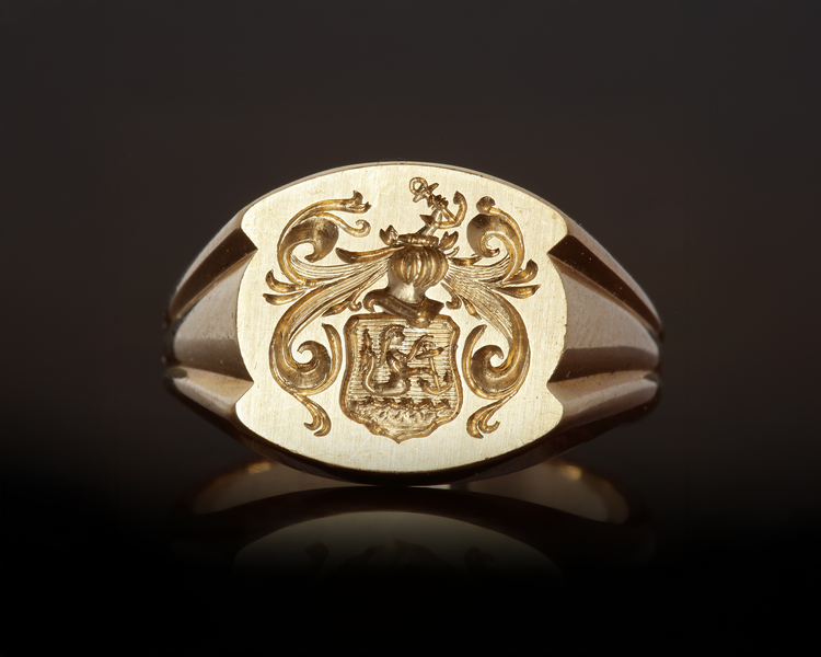 A 14 CARAT GOLD GENTLEMAN'S COAT OF ARMS SEAL RING