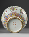 A CHINESE FAMILLE ROSE JAR, 19TH/20TH CENTURY
