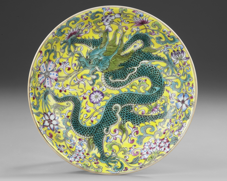 A CHINESE FAMILLE ROSE ' DRAGON' CHARGER, 20TH CENTURY