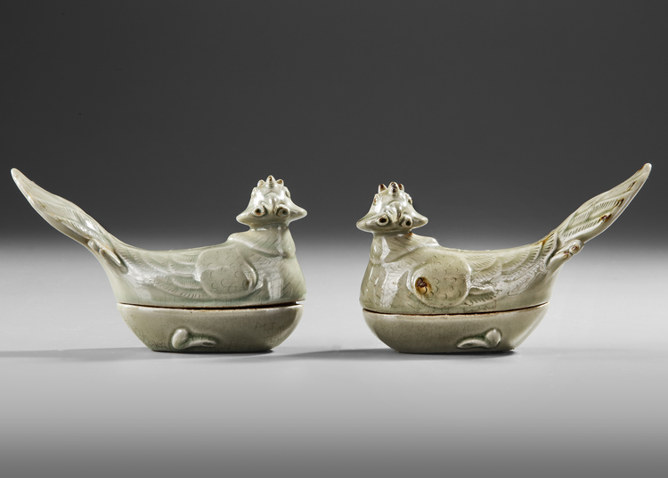 A PAIR OF CHINESE CELADON COVERED DUCK SHAPED DISHES, 19TH-20TH CENTURY
