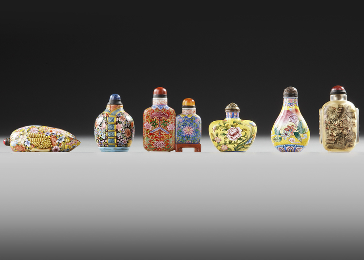 A GROUP OF SIX CHINESE SNUFF BOTTLES, 19TH-20TH CENTURY