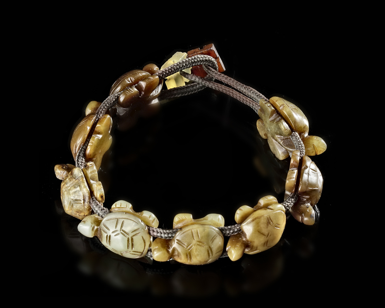 A CHINESE JADE CARVED TURTLES BRACELET, 20TH CENTURY
