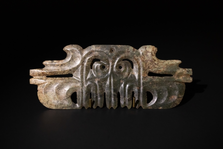 A RARE CHINESE JADE TOOTHED ANIMAL MASK ORNAMENT