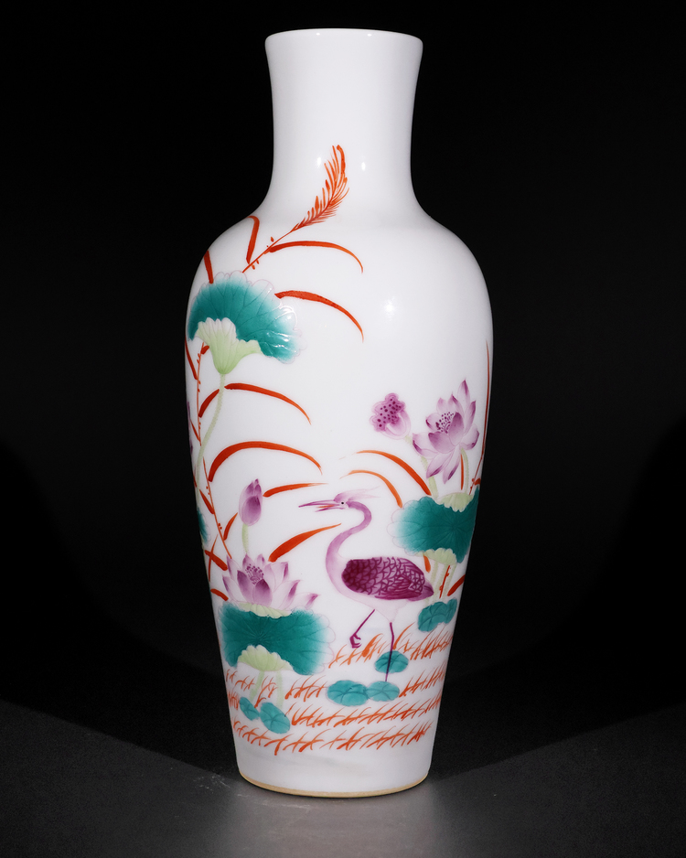 A CHINESE PORCELAIN VASE, REPUBLIC PERIOD, 20TH CENTURY