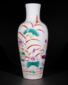 A CHINESE PORCELAIN VASE, REPUBLIC PERIOD, 20TH CENTURY