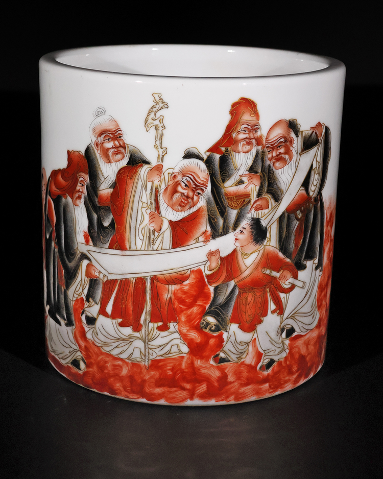 A CHINESE PORCELAIN BRUSH POT, 20TH CENTURY