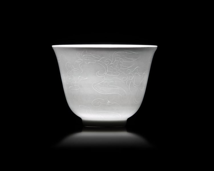 A SMALL CHINESE WHITE-GLAZED DRAGON AND PHOENIX CUP, 20TH CENTURY