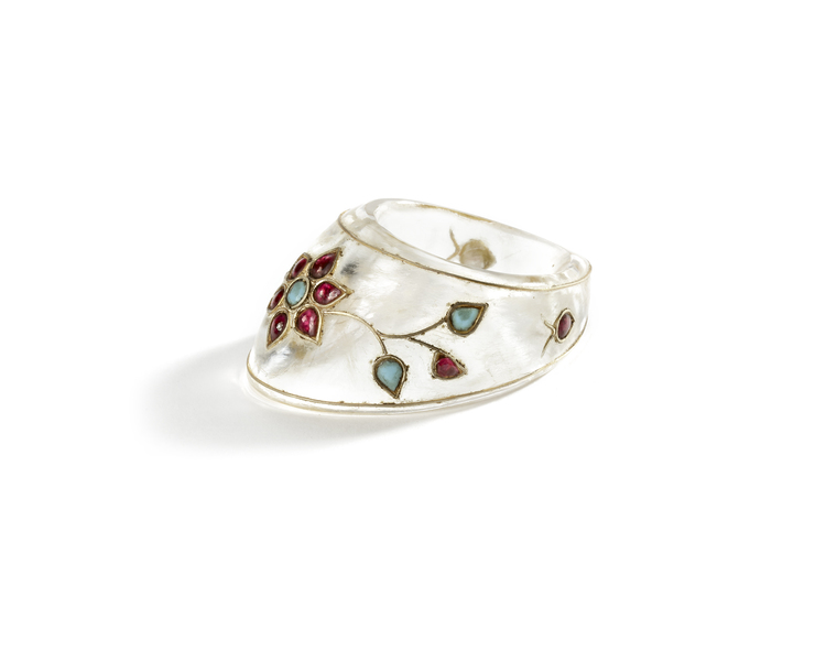 A MUGHAL ROCK CRYSTAL GEM SET ARCHERS RING, INDIA, 19TH CENTURY