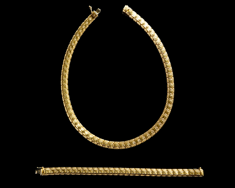 A 14 CARAT GOLD NECKLACE AND BRACELET, GREEK KEY DECORATED