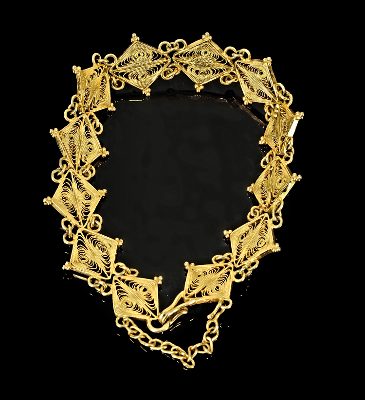 AN INDIAN 14 CARAT GOLD FILIGREE BRACELET