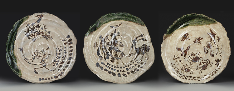 THREE LARGE JAPANESE ORIBE CERAMIC CHARGERS, LATE 19TH–EARLY 20TH CENTURY